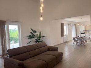 TV - Room 'Matrimoniale Con Bagno Privato' with Shared Terrace, Wi-Fi and Air Conditioning (Minturno)