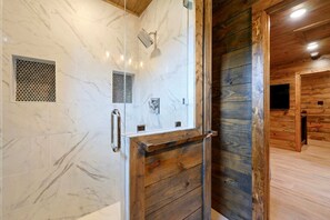 Shower, hair dryer, towels, shampoo - Happy Heart Hideaway amazing outdoor space (Broken Bow)