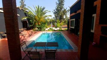10 outdoor pools