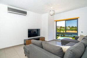 TV - Apartment 'Parque Atlântico' with Sea View, Wi-Fi and Air Conditioning (Quarteira)