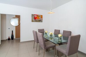 Dining - Apartment 'Parque Atlântico' with Sea View, Wi-Fi and Air Conditioning (Quarteira)