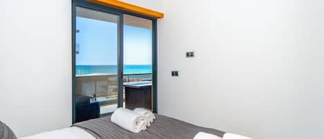 Tabla de planchar con plancha, wifi y ropa de cama