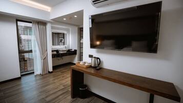 Deluxe Double or Twin Room | Living area