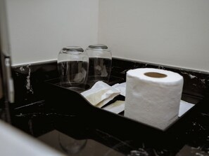 Habitación Deluxe con 1 cama doble o 2 individuales, no fumadores, vistas a la ciudad | Servicios del cuarto de baño | Ducha, secador de pelo, toallas y jabón