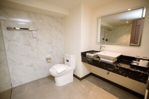 Quarto casal ou duplo executivo | Banheiro | Chuveiro, secador de cabelo, toalhas de banho, sabonete