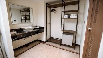 Deluxe Double or Twin Room, Non Smoking, City View | Bathroom