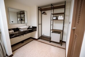 Phòng đôi hoặc 2 giường đơn Deluxe, không hút thuốc, quang cảnh thành phố | Phòng tắm | Buồng tắm vòi sen, máy sấy tóc, khăn tắm, xà phòng 