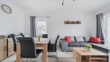 Apartment, Balkon | Wohnzimmer | Smart-TV