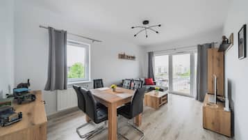 Apartment, Balkon | Wohnzimmer | Smart-TV