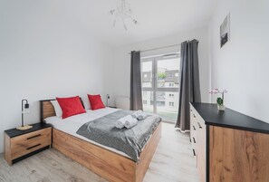 Apartamento, sacada | Ferros/tábuas de passar roupa, Wi-Fi de cortesia, roupa de cama
