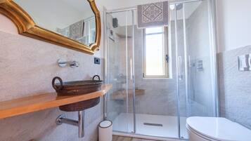 Een douche, een haardroger, handdoeken