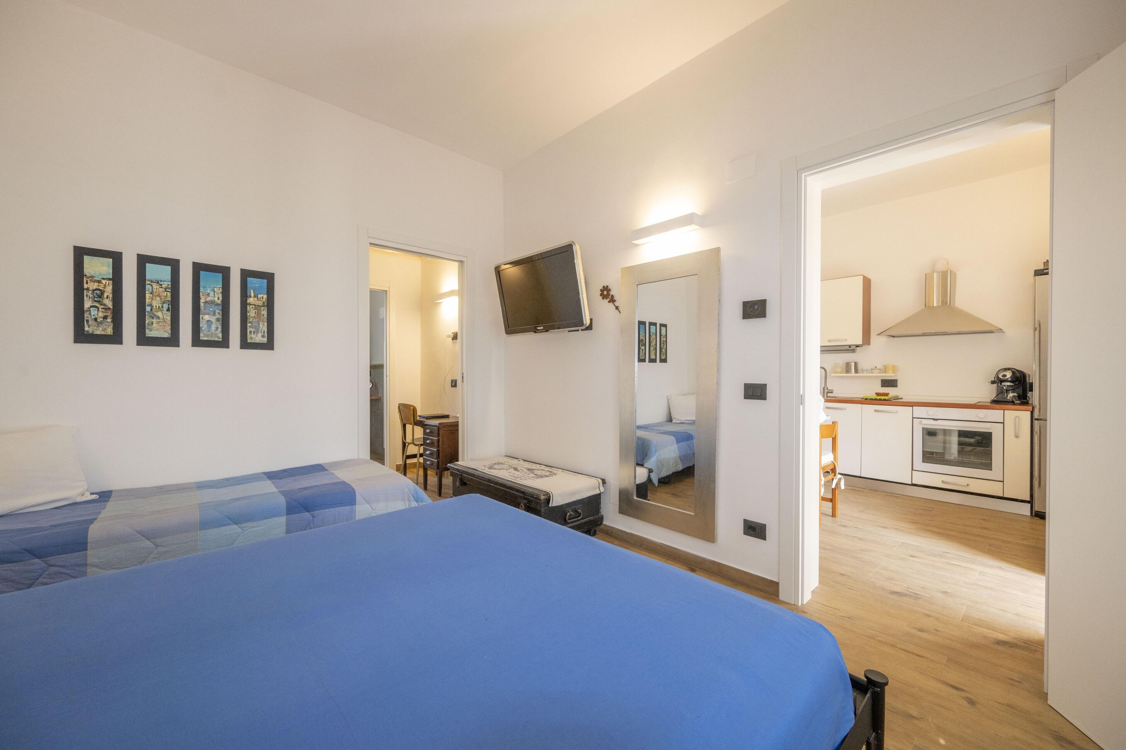 Tabla de planchar con plancha, wifi y ropa de cama 