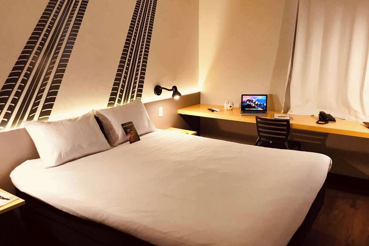Espacio para trabajar con un portátil y cortinas opacas