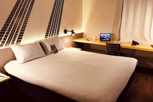 Espacio para trabajar con un portátil y cortinas opacas