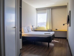 Habitación triple estándar | Espacio para trabajar con un portátil y cortinas opacas