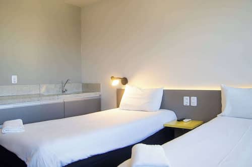 Habitación estándar con 2 camas individuales | Espacio para trabajar con un portátil y cortinas opacas