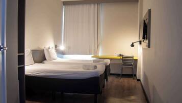Habitación estándar doble, 1 cama doble, no fumadores, Servicio de limpieza | Espacio para trabajar con un portátil y cortinas opacas