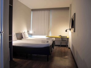 Habitación estándar doble, 1 cama doble, no fumadores, Servicio de limpieza | Espacio para trabajar con un portátil y cortinas opacas