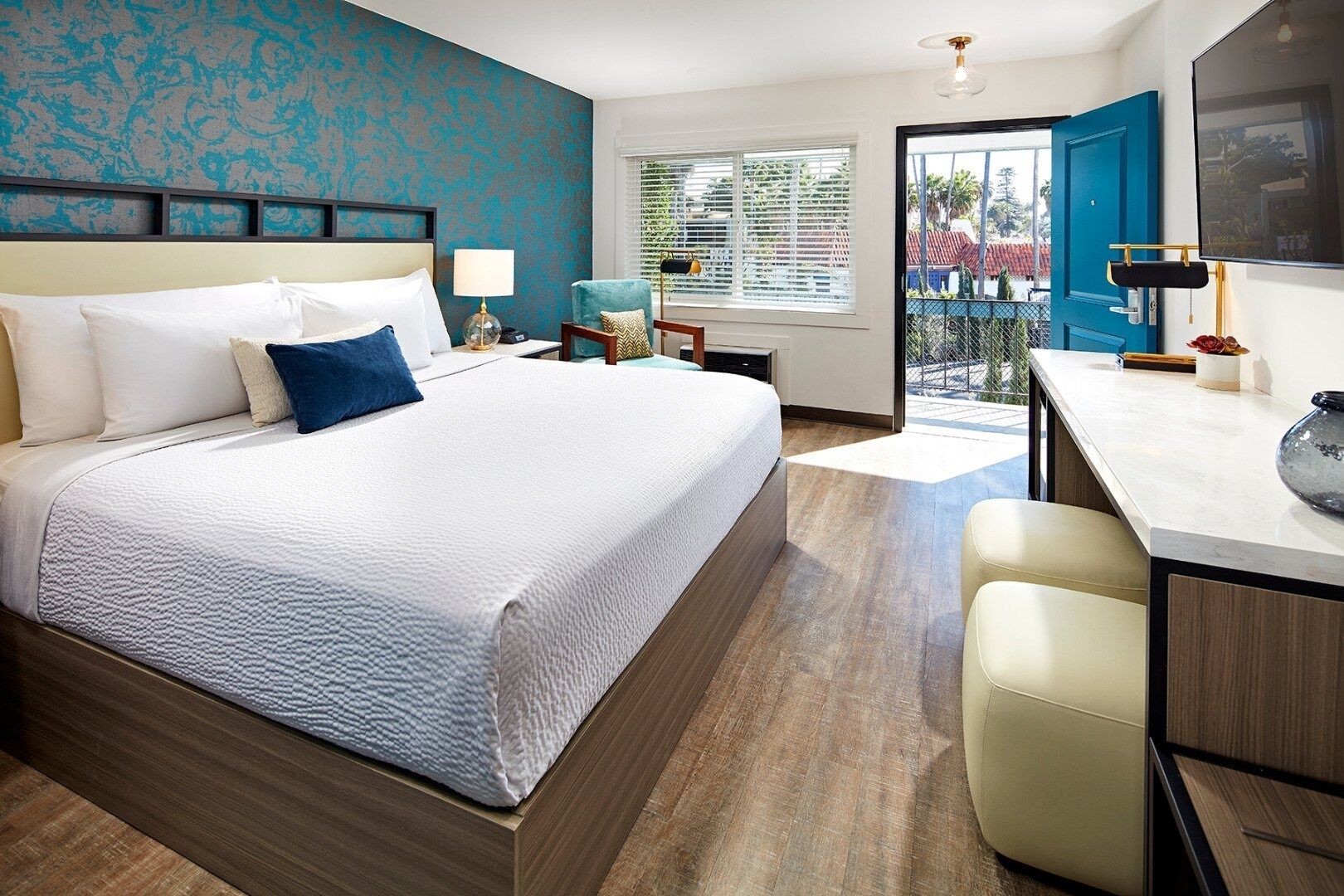 Tabla de planchar con plancha, wifi gratis y ropa de cama 