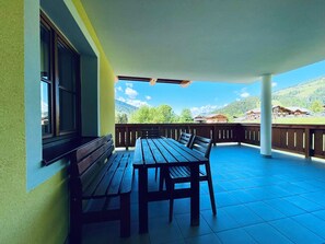 Outdoor dining - Julius Appartements Wagrain – Entire Holiday Home for Groups and Families (Hofmark)