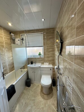 Bathroom - Fantastic 3-bedroom house in Hessle perfect for your getaway (Hessle)