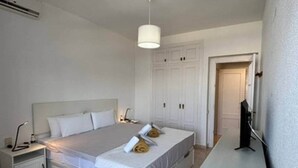 1 slaapkamer, een strijkplank/strijkijzer, wifi, beddengoed