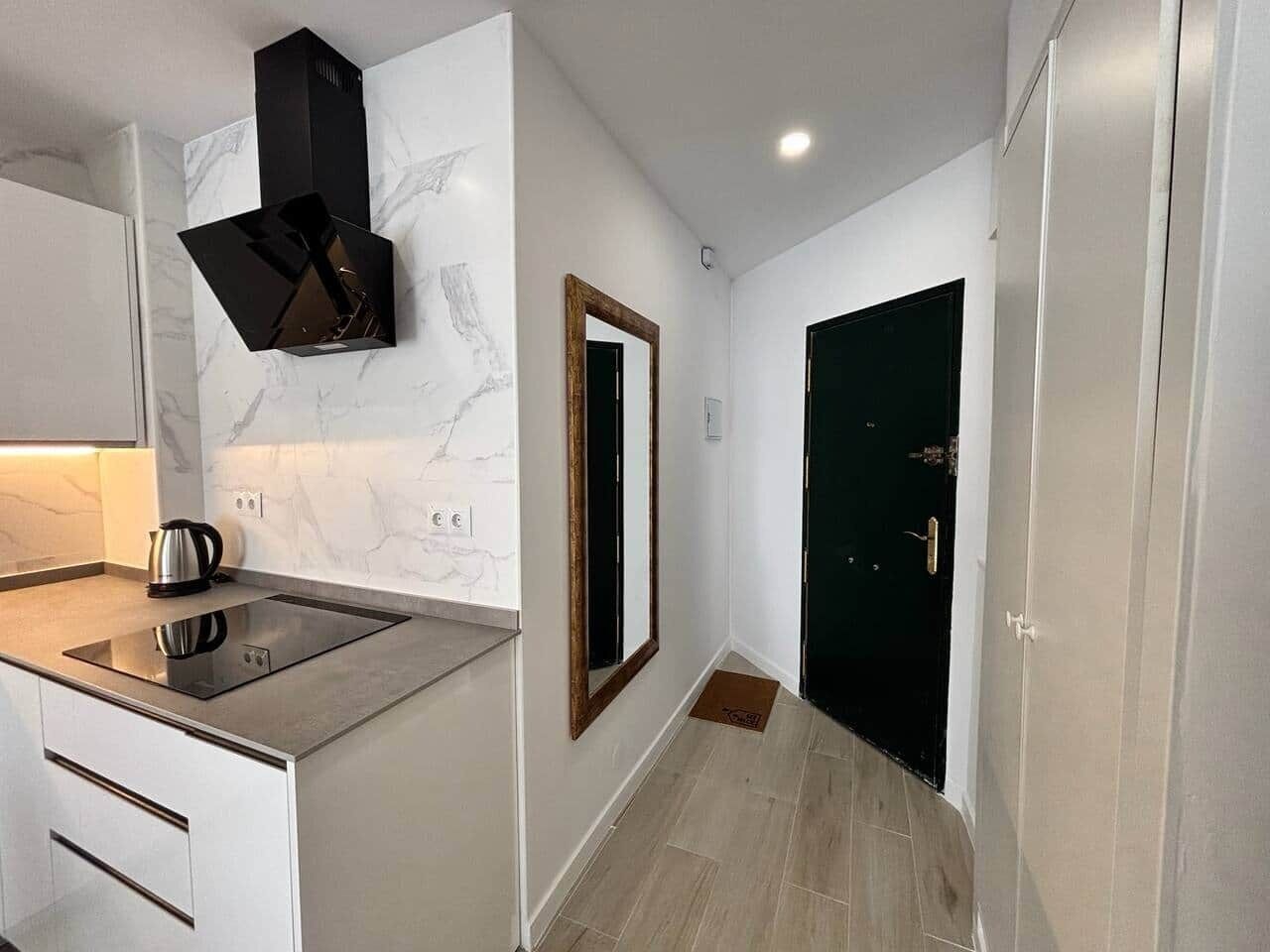 Frigorífico, microondas, placa de cocina y utensilios de cocina