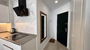 Frigorífico, microondas, placa de cocina y utensilios de cocina