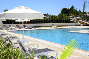 Piscine extérieure en saison