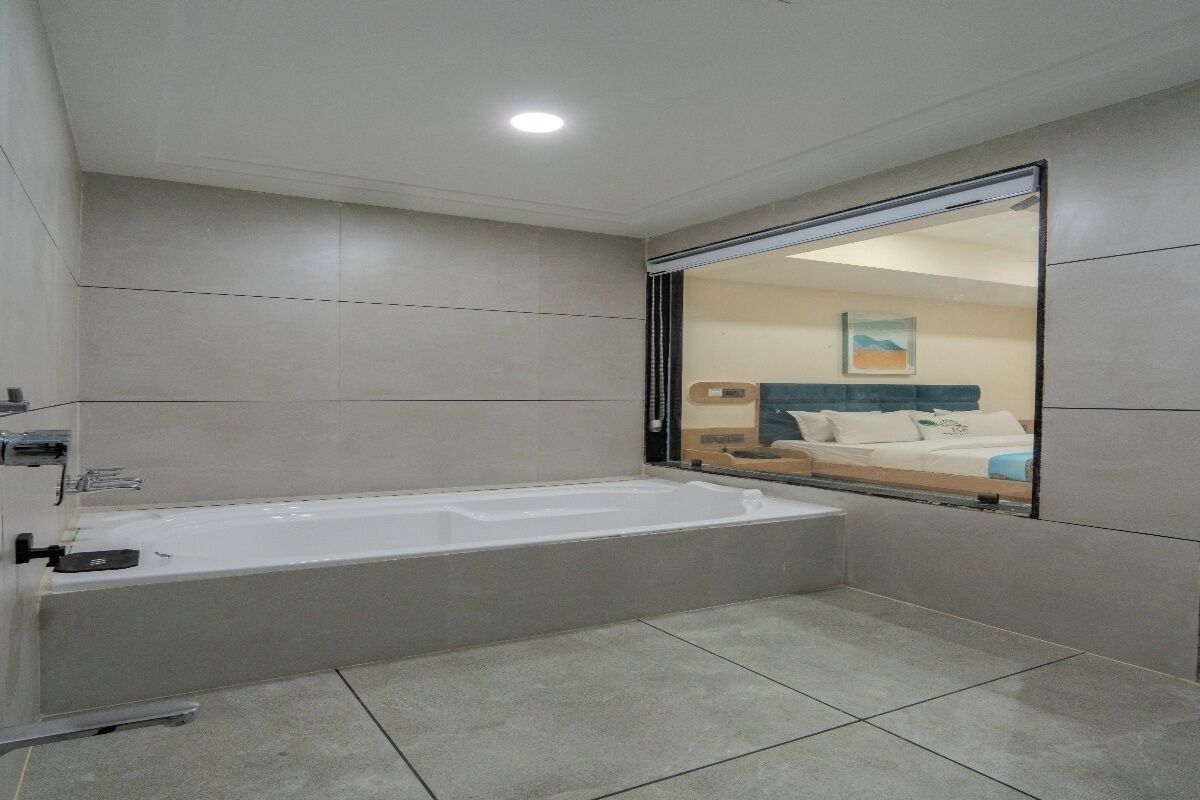 Habitación Grand | Baño | Artículos de higiene personal gratuitos, toallas, jabón y champú