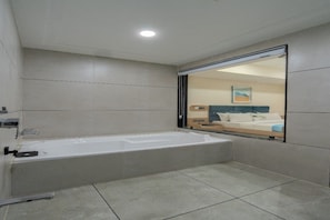 Grand-Zimmer | Badezimmer | Kostenlose Toilettenartikel, Handtücher, Seife, Shampoo