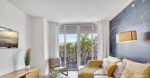 TV - Chic 1BR  Intracoastal View  Resort & Gym (Hallandale Beach)