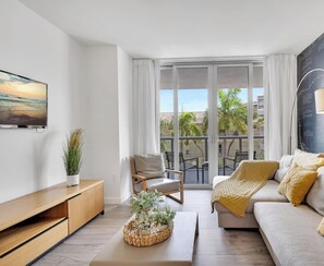 TV, offices - Intracoastal Retreat -2BR (Hallandale Beach)