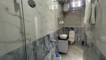 Phòng 3 | Phòng tắm | Buồng tắm vòi sen, xà phòng, dầu gội