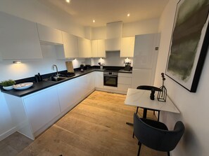 Fridge, oven, stovetop, electric kettle - Desirable one bedroom apartment (Southampton)