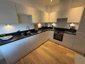 Fridge, oven, stovetop, electric kettle - Desirable one bedroom apartment (Southampton)
