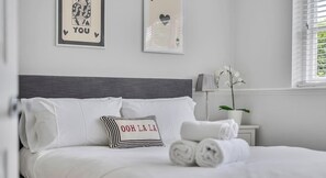 Iron/ironing board, WiFi, bed sheets - Stylish Windsor Stay | Steps from The Long Walk | Private Parking (Windsor)