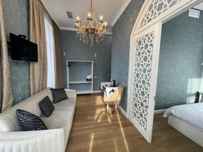 Suite, balkon, pemandangan kota | Kedap suara, setrika/meja setrika, dan Wi-Fi gratis