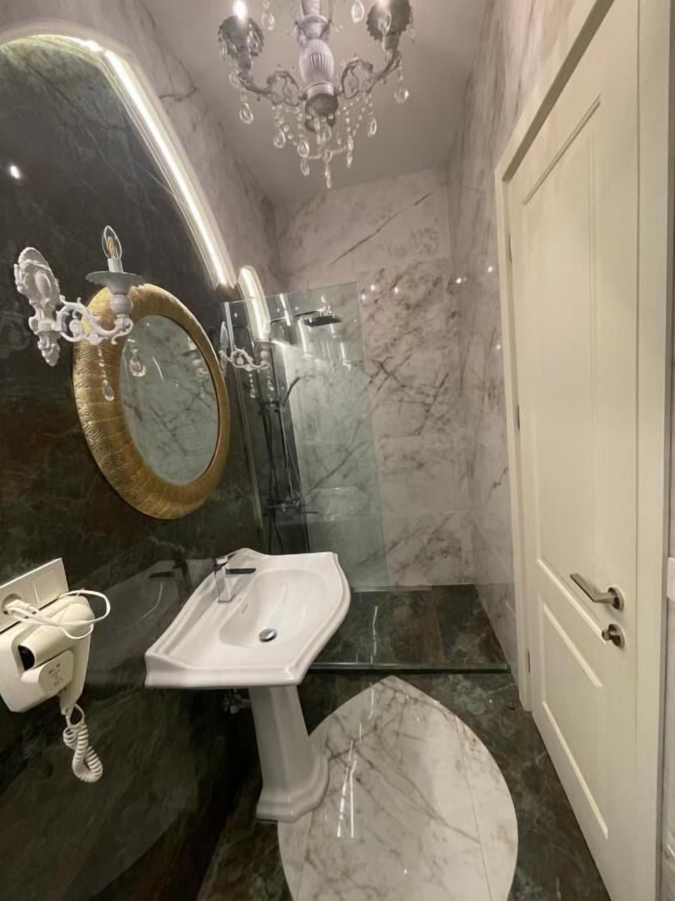 Suite, balcón, vistas a la ciudad | Baño | Zapatillas