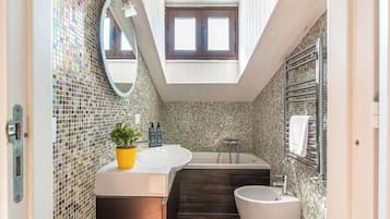 Apartment, 1 Bedroom, Balcony, Sea View | Bathroom