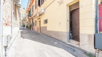 Apartamento, 1 quarto, sacada, vista para o mar | Detalhe da fachada
