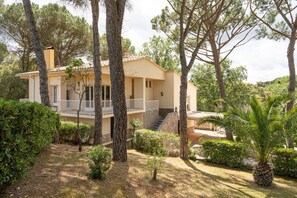 A two-story house with a balcony, surrounded by trees and a well-maintained garden. - Majordoms Velo - Holiday villa with pool in Llambilles, Girona (Quart)