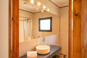 Shower, eco-friendly toiletries, hair dryer, towels - Majordoms Velo - Holiday villa with pool in Llambilles, Girona (Quart)