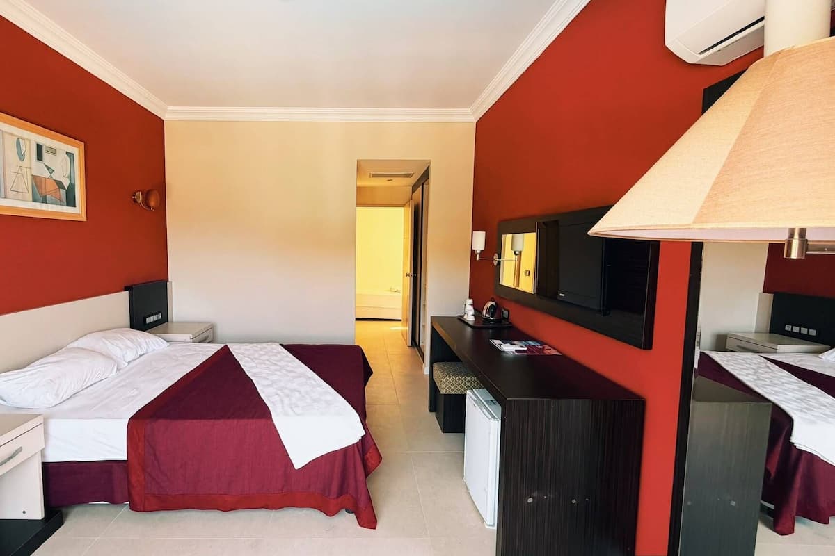 Egyptian cotton sheets, premium bedding, minibar, desk