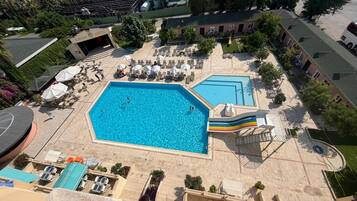 Piscine extérieure (ouverte en saison)