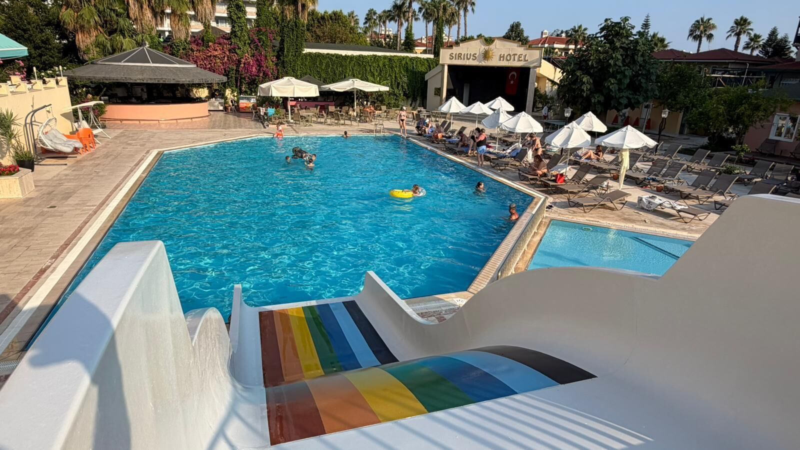 Una piscina al aire libre de temporada