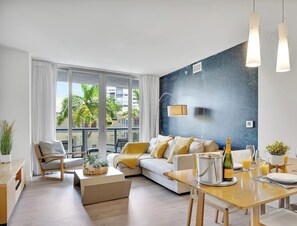 TV - Grand 1BR · Intracoastal & Sunset View · Resort (Hallandale Beach)