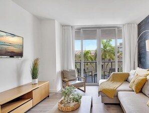 TV - Grand 1BR · Intracoastal & Sunset View · Resort (Hallandale Beach)