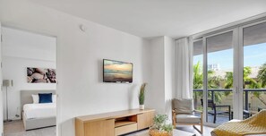 Iron/ironing board, travel cot, WiFi, bed sheets - Grand 1BR · Intracoastal & Sunset View · Resort (Hallandale Beach)
