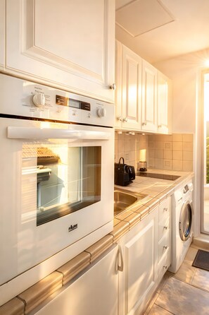 Fridge, microwave, oven, stovetop - Apartment 'St Antoine' with Sea View, Wi-Fi and Air Conditioning (Cannes)